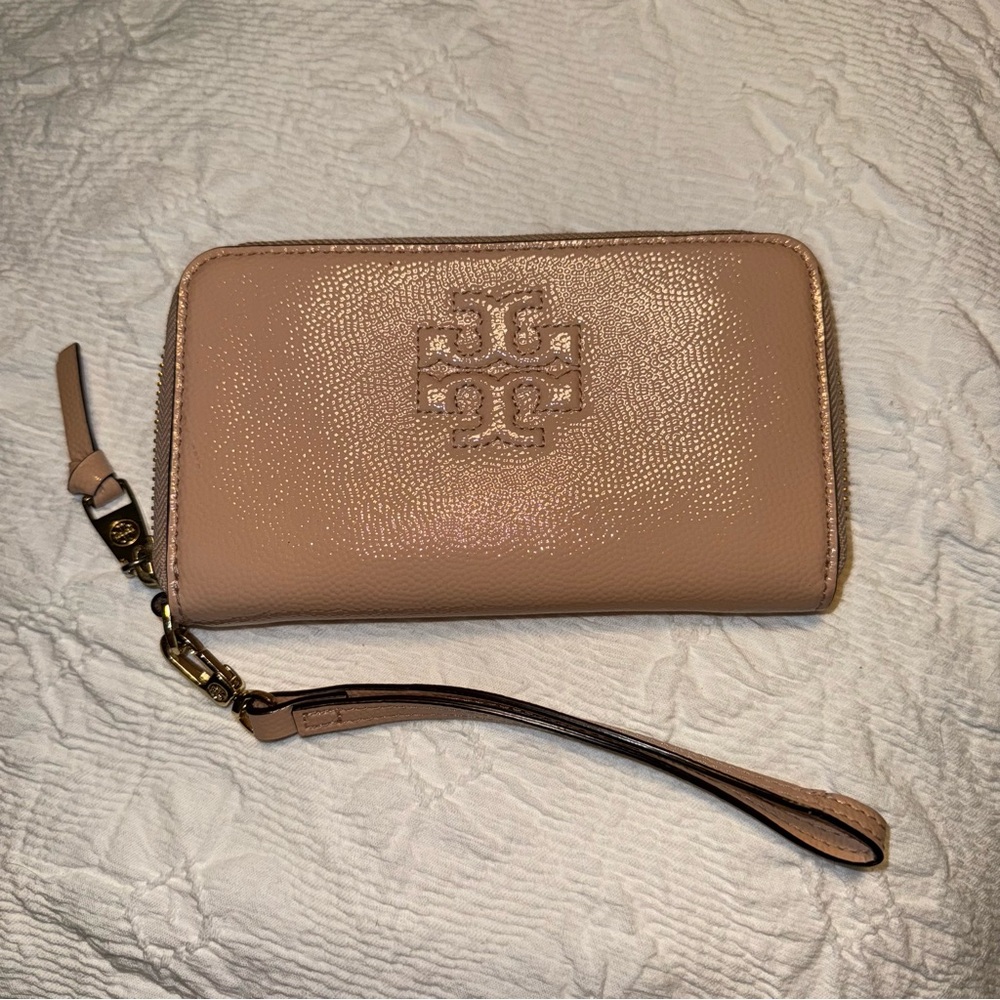 Tory Burch Patent Leather Continental Wallet Wristlet Beige